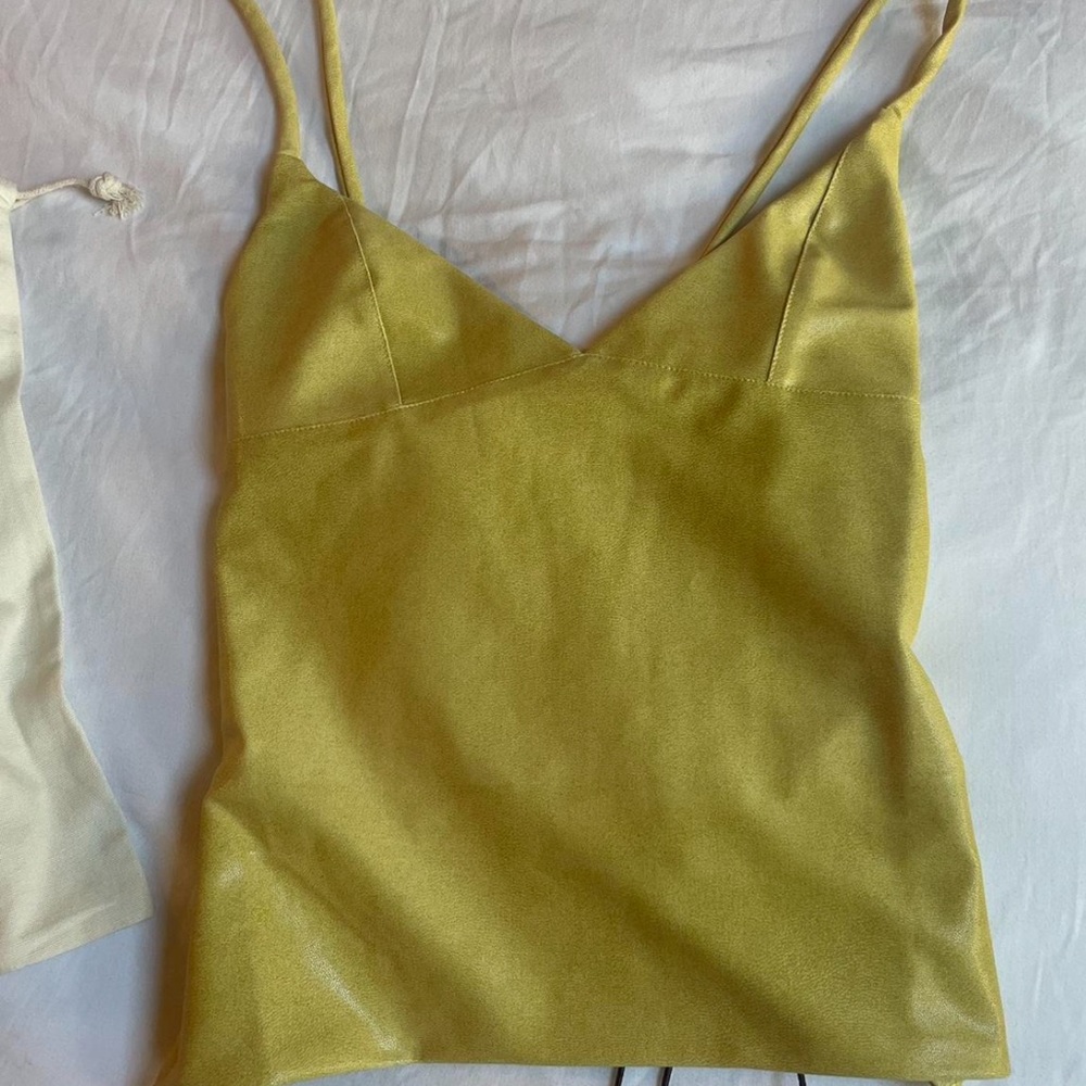 AKINO 
Yellow top